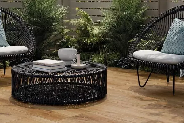 Comment nettoyer sous sa terrasse sur plots sans tout démonter ? Le guide expert