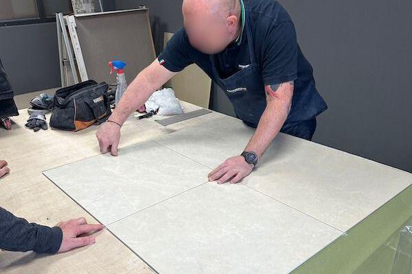 Le Guide Ultime du Carrelage sans Colle : Tout savoir sur le Grès Cérame du Futur