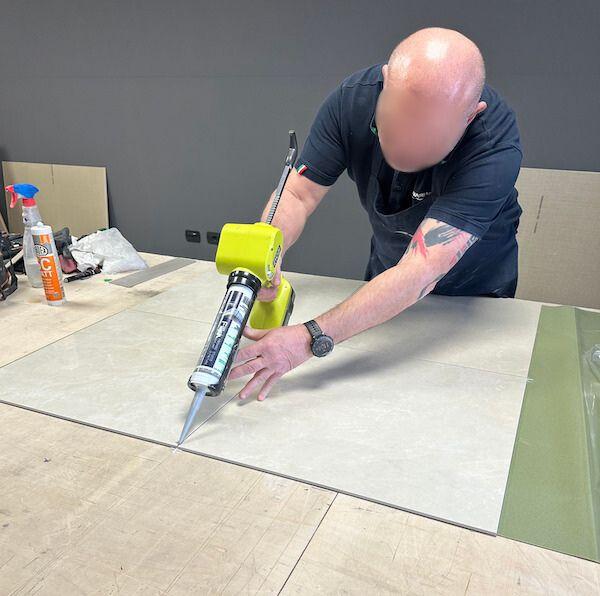 carrelage-sans-colle-pistolet-a-joints